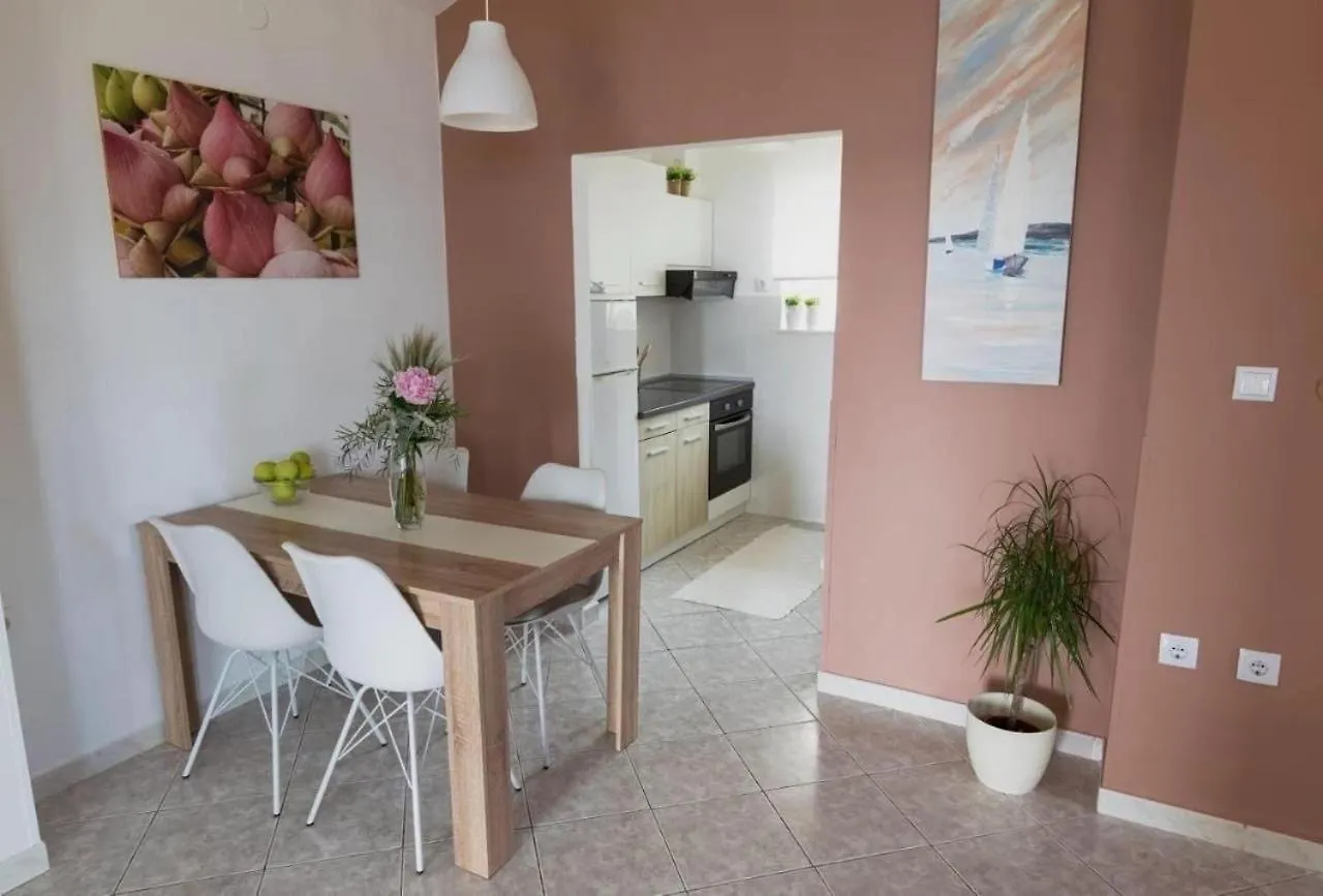 بيت للعطل فيلا House Of Albina- 10 M Od Mora زادار